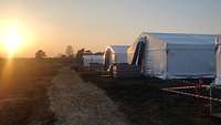 Zeltaufbauten des Lagers in Grupa im Sonnenaufgang