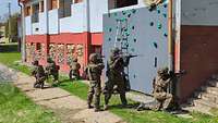 Soldaten verschaffen sich mit einer Leiter durch ein Fenster Zugang zu einem Gebäude