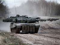 Ein Kampfpanzer Leopard fährt auf dem Truppenübungsplatz