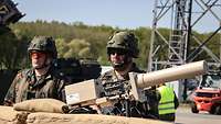 Zwei Soldaten mit einem Drohnenabwehrgerät an einem Check Point