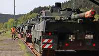 Mehrere Kampfpanzer Leopard 2 sind auf die Bahnwaggons aufgefahren