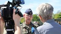 Brigadegeneral Thomas Hambach im Gespräch mit Journalisten