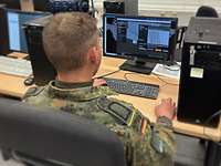 Ein Soldat arbeitet an einem Computer