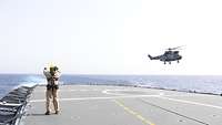 Ein libanesischer Hubschrauber kurz vor der Landung auf dem Flugdeck eines Schiffes