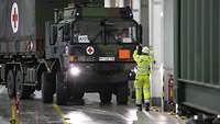 Ein Bundeswehr-LKW wird auf der Fähre eingewiesen.