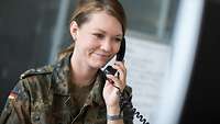 Eine Soldatin telefoniert
