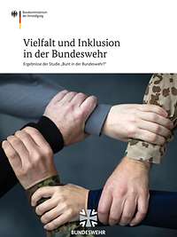 BMVg-Broschüre mit Titel „Vielfalt und Inklusion in der Bundeswehr“ und Foto von Händen