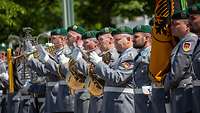 Militärmusiker musizieren.