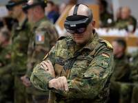 Ein General mit einer ACOP-Brille macht eine Geste mit der Hand