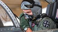 Ein Pilot bereitet sich im Cockpit auf den Abflug vor.