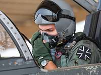 Ein Pilot bereitet sich im Cockpit auf den Abflug vor.