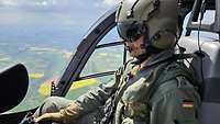 Ein Pilot der Bundeswehr sitzt im Cockpit eines Hubschraubers während eines Fluges