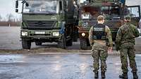 Zwei finnische Soldaten der Militärpolizei bewachen das Patriot-Waffensystem am Hafen