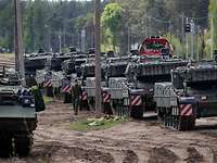 Zahlreiche Kampfpanzer stehen am Bahnhof und warten auf ihre Verladung.