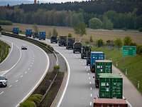 Eine Kolonne auf der Autobahn von einer Brücke fotografiert