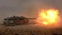 Ein Panzer bei der Schussabgabe, ein riesiger Feuerball entsteht an der Kanonenmündung.