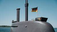 Ein U-Boot am Pier mit gehisster Bundesdienstflagge