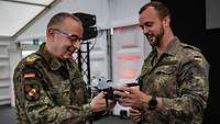 Ein Soldat zeigt dem Generalinspekteur Carsten Breuer eine Drohne