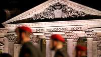 Soldaten mit rotem Barett vor dem Reichtstag mit der Inschrift „Dem deutschen Volke“