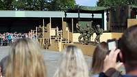 Besucher beobachten Soldaten beim Orts- und Häuserkampf