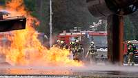 Feuerwehrleute löschen einen brennenden A400M