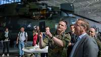 Ein Soldat zeigt Verteidigungsminister Pistorius etwas auf einem Tablet