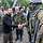 Selenskyi schüttelt einem Soldaten die Hand. Pistorius und weitere Personen stehen im Hintergrund.