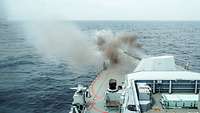 Das Turmgeschütz eines Kriegschiffs schießt