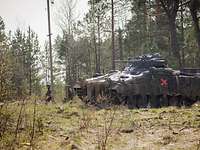 Der Schützenpanzer Marder mit Soldaten im Gelände