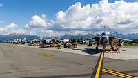 Mehrere Tornados stehen aneinandergereiht auf der Air Force Base in Alaska