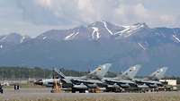 Mehrere Tornado-Kampfflugzeuge stehen aufgereiht auf der Air Force Base in Alaska 