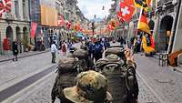 Abschluss des ersten Marschtages auf der Kramgasse in Bern (CH)