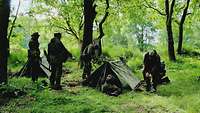 Soldaten stellen ein Zelt im Wald auf