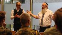 Rabbiner Shneur Trebnik mit Militärpfarrer Bernhard Schaber-Laudien im Lebenskundlichen Unterricht