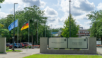 Der Eingang des Bildungszentrum der Bundeswehr mit der Deutschland und Europa Flagge