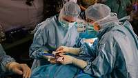 Zwei Ärztinnen operieren einen Übungsverletzten