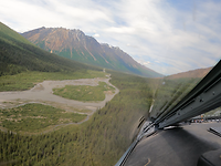 Zu sehen ist die Landschaft Alaskas während eines Fluges