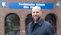 Militärpfarrer Christian Tröger vor der Technischen Schule des Heeres in Aachen
