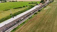 Luftaufnahme: Die Waggons stehen auf dem 400 Meter langen Zug bereit zur Abfahrt