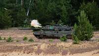 Ein Leopard 2 A7V simuliert im Wald den Schuss