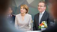 Elke Büdenbender und Verteidigungsminister Boris Pistorus stehen nebeneinander