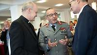 Militärbischof Overbeck im Gespräch mit dem Generalinspekteur der Bundeswehr, General Carsten Breuer