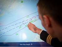Ein Soldat zeigt auf digitales maritimes Lagebild vom Projekt MSDF