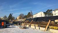 Für ein Unterkunftsgebäude wird das Betonieren der Kellerdecke vorbereitet