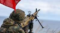 Ein Soldat hält ein MG5 im Anschlag in Rahmen einer Fliegerabwehrübung