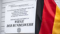 Ein Schild in der Andernacher Kaserne erinnert an die Indienststellung der Bundeswehr 1956