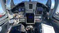 Das Cockpit der T-38 von innen fotografiert, so dass die vielen Knöpfe, Regler und Messanzeigen zu sehen sind.