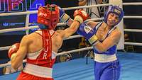 Zwei Boxerinnen kämpfen im Ring miteinander