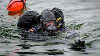 Mann mit Tauchausrüstung schwimmend im Wasser