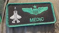 Das Namensband eines Soldaten ist mit dem Callsign „Medic“ zu sehen.